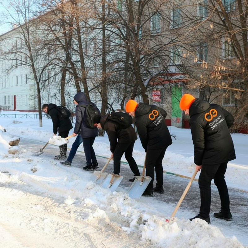 Уборка снега с крыш и территорий в Зубцове